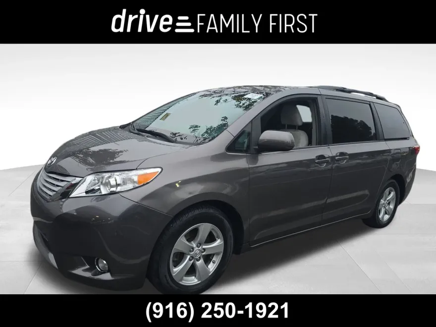 2015 Toyota Sienna LE photo 1