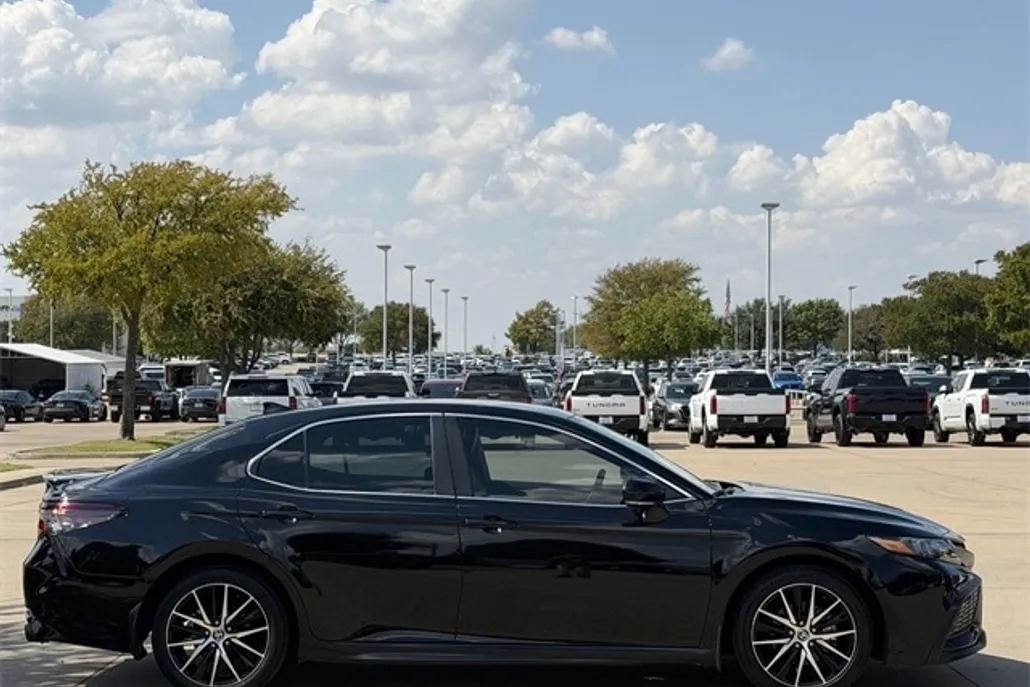2023 Toyota Camry SE photo 1