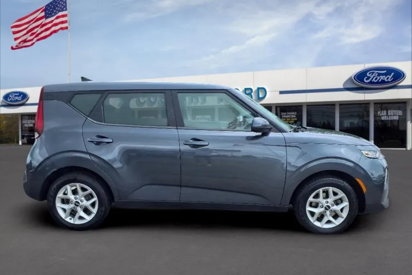 2022 Kia Soul LX photo 1