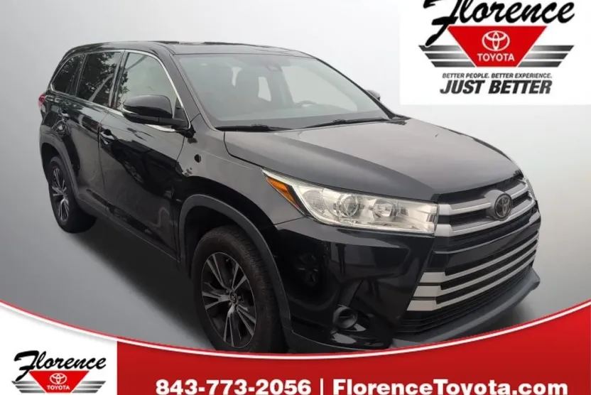 2019 Toyota Highlander LE photo 1