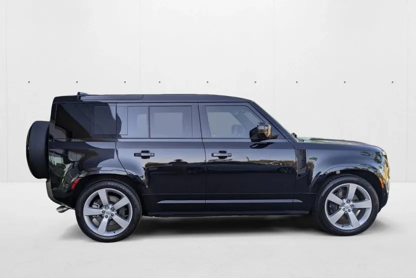 2025 Land Rover Defender 110 X-Dynamic SE photo 1