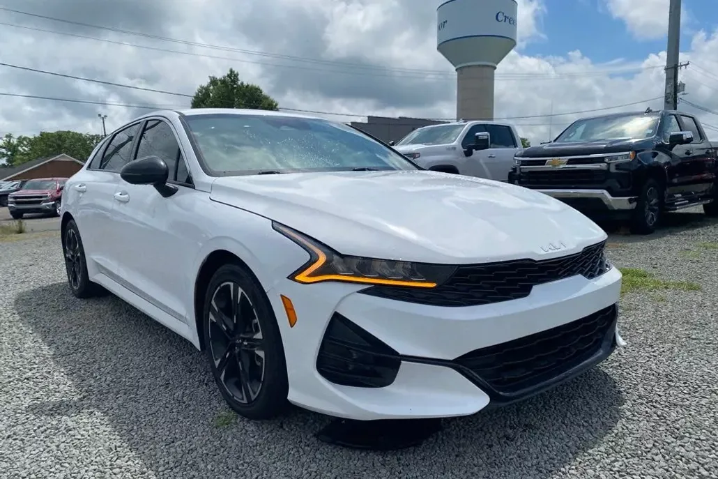2022 Kia K5 GT-Line photo 1