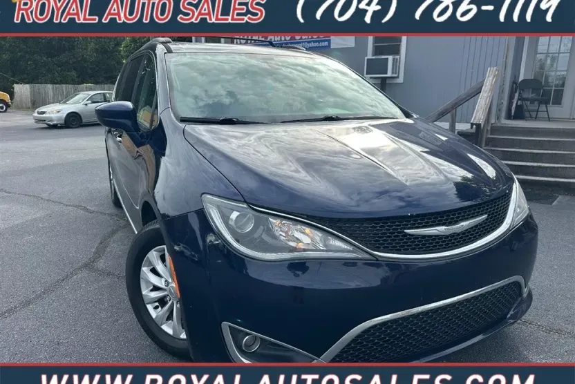 2017 Chrysler Pacifica Touring L photo 1