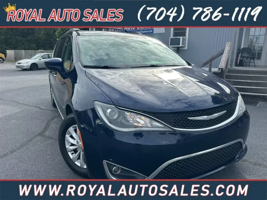 2017 Chrysler Pacifica Touring L photo 1