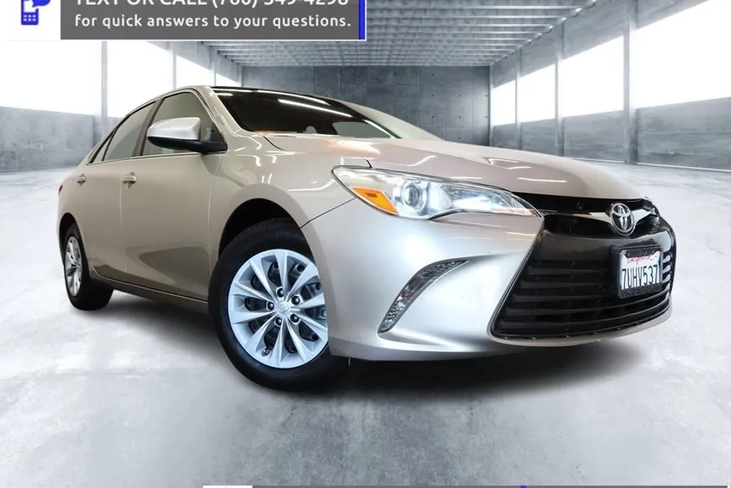 2016 Toyota Camry SE photo 1