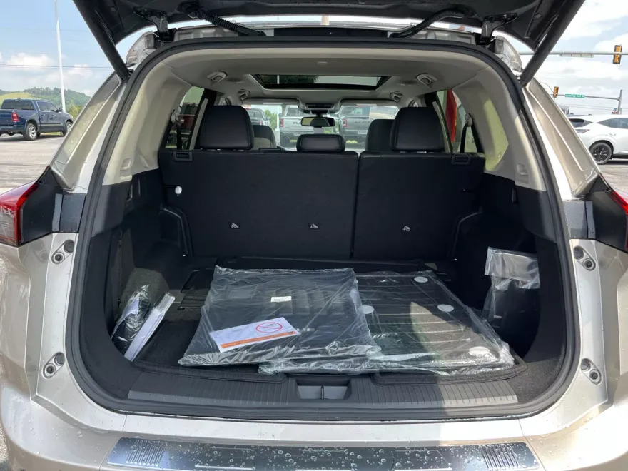 2025 Nissan Rogue Platinum photo 1