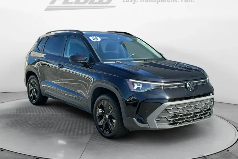 2025 Volkswagen Taos SE photo 1
