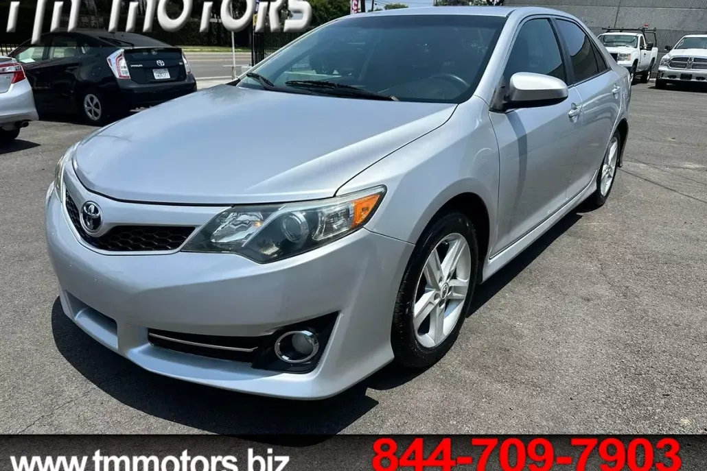 2012 Toyota Camry SE photo 1