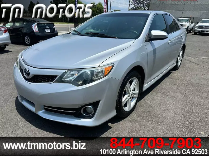 2012 Toyota Camry SE photo 1