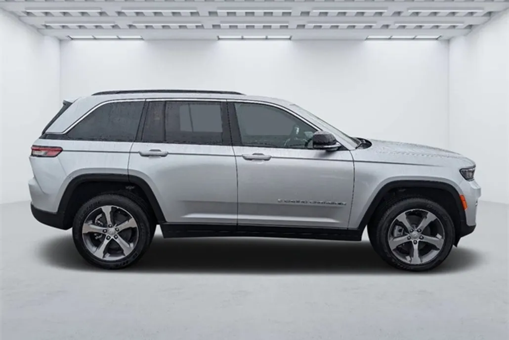 2024 Jeep Cherokee photo 1