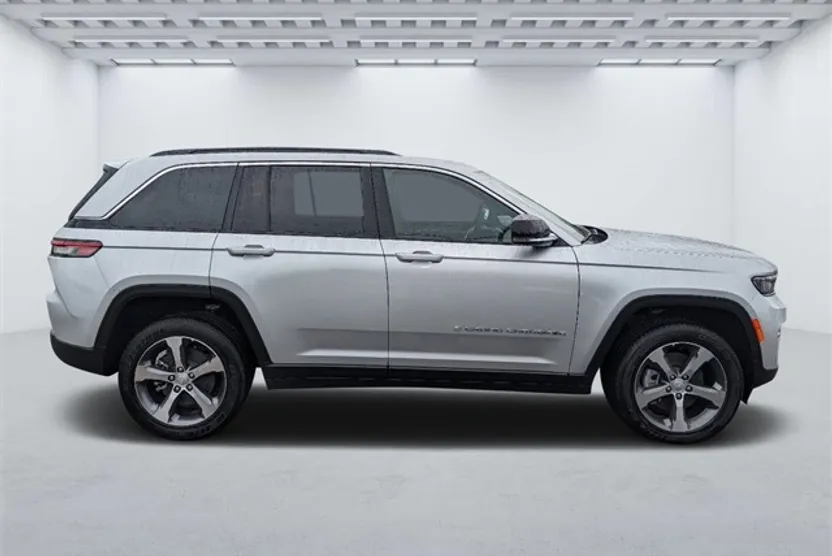2024 Jeep Cherokee photo 1