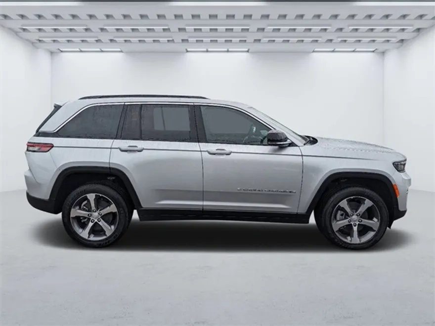 2024 Jeep Cherokee photo 1