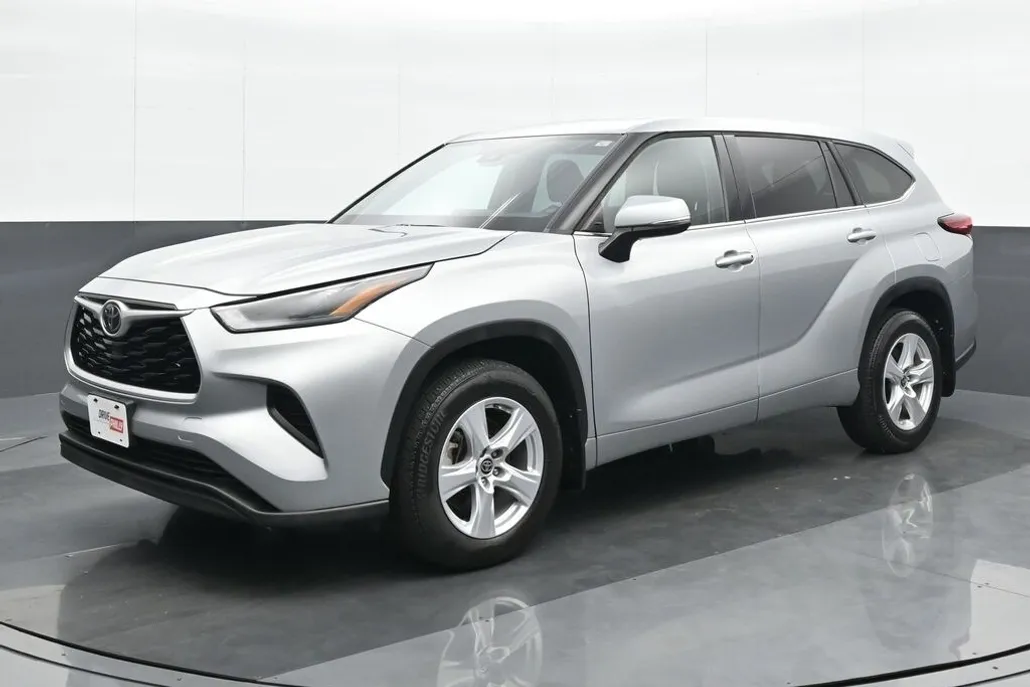 2022 Toyota Highlander L photo 1
