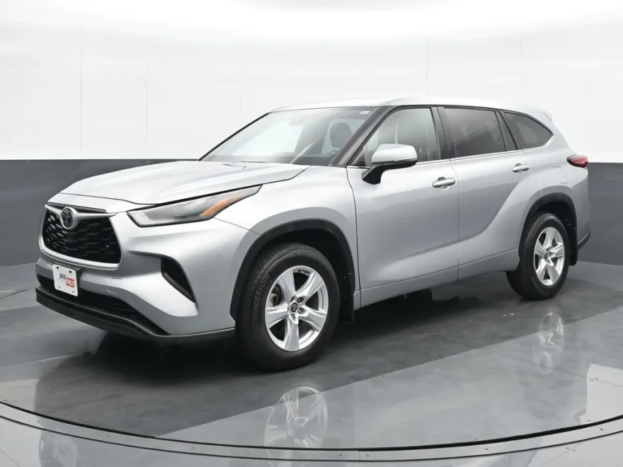 2022 Toyota Highlander L photo 1