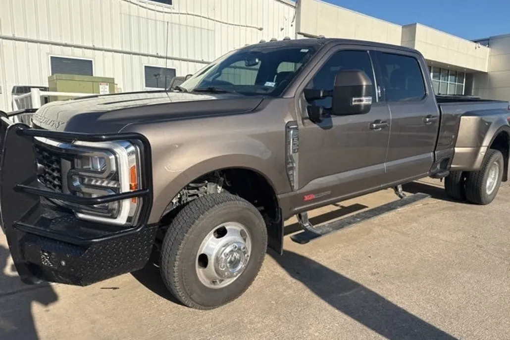2023 Ford F-350 photo 1