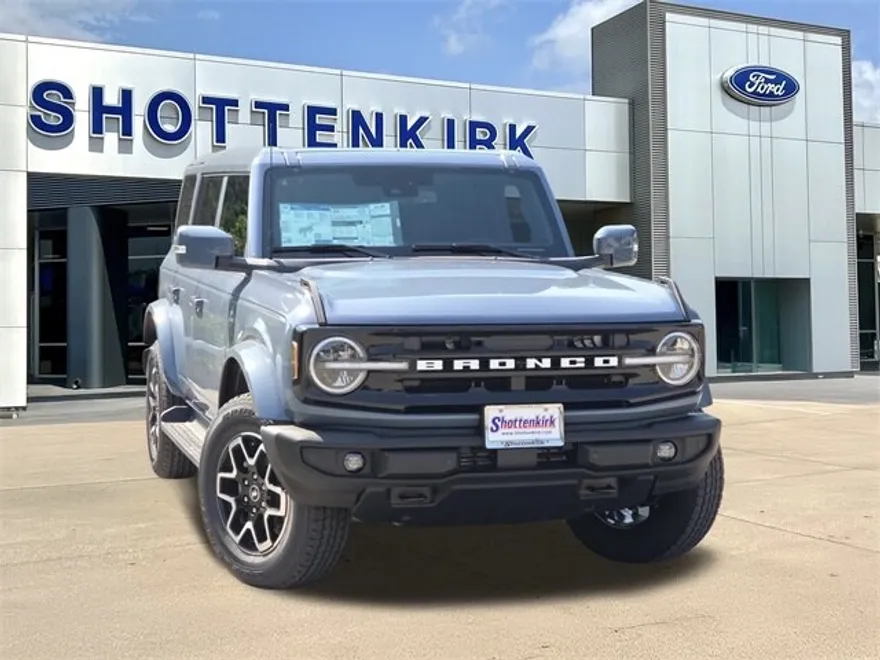 2025 Ford Bronco Outer Banks photo 1