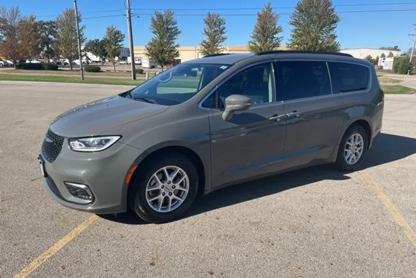 2022 Chrysler Pacifica Touring L photo 1