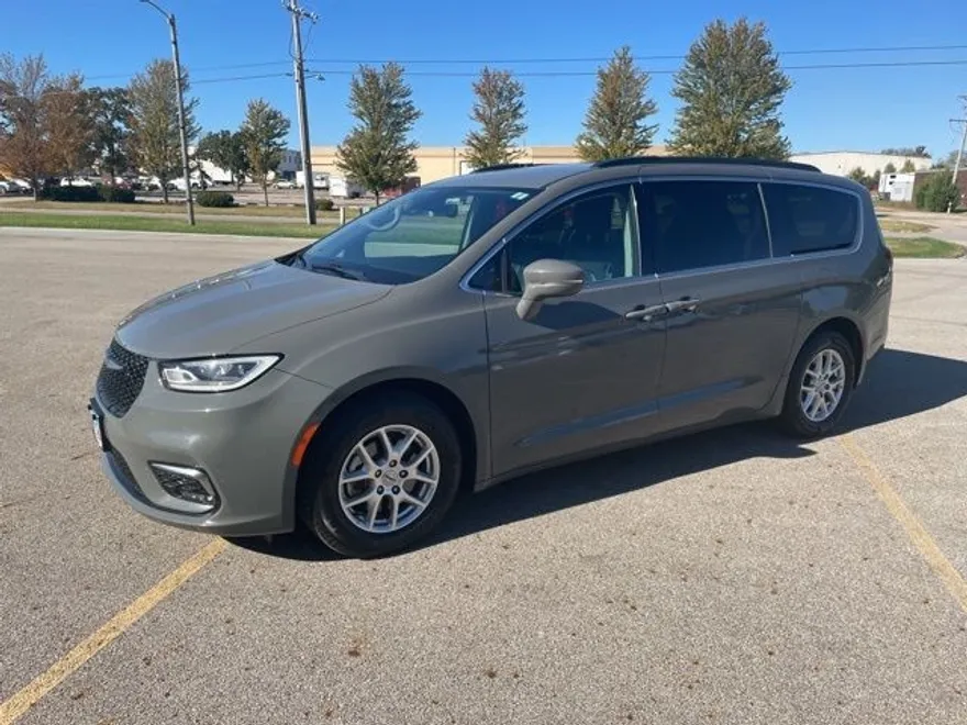 2022 Chrysler Pacifica Touring L photo 1