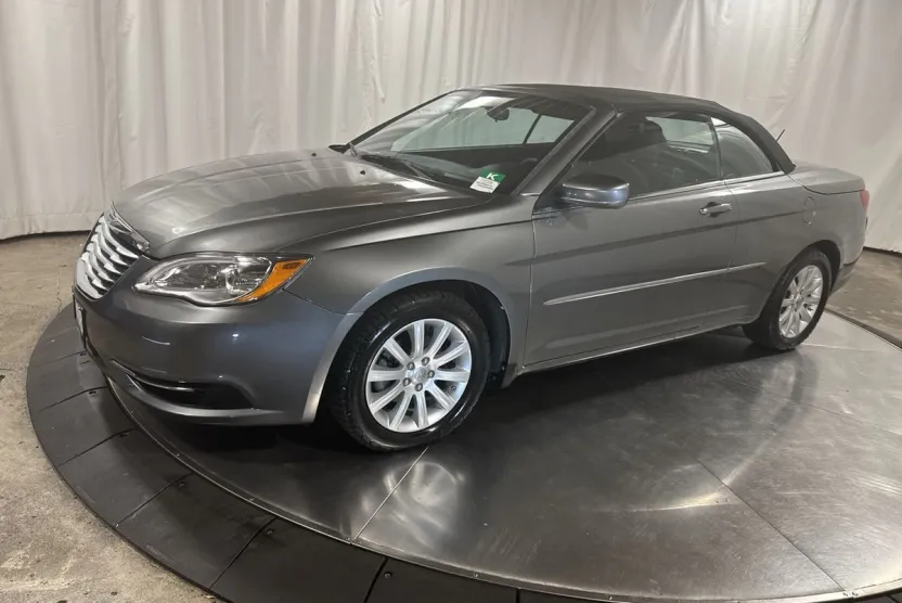 2013 Chrysler 200 Touring photo 1