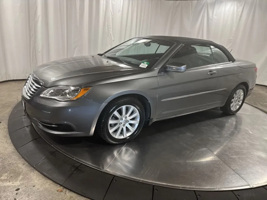 2013 Chrysler 200 Touring photo 1