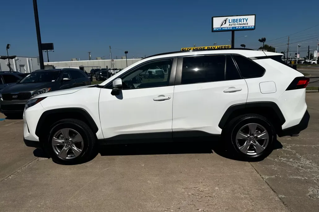 2022 Toyota RAV4 XLE photo 1