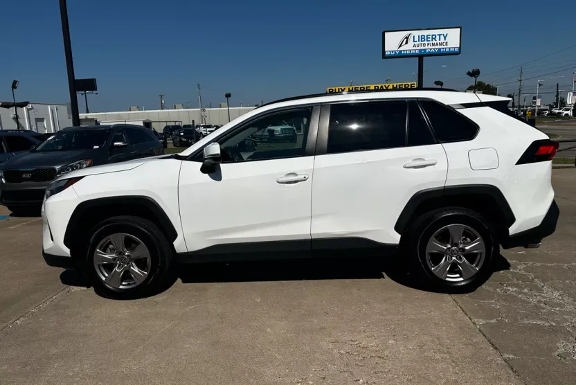 2022 Toyota RAV4 XLE photo 1