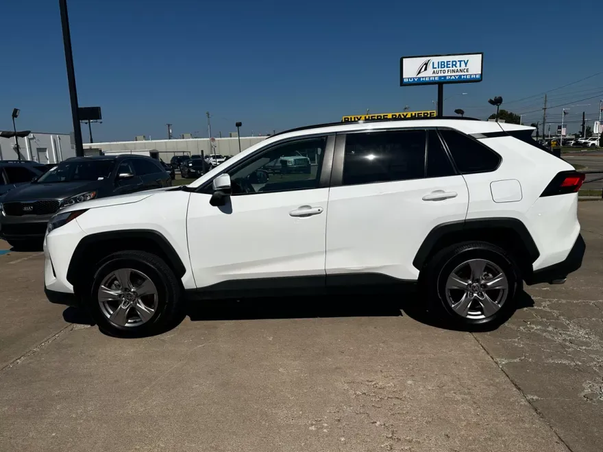 2022 Toyota RAV4 XLE photo 1