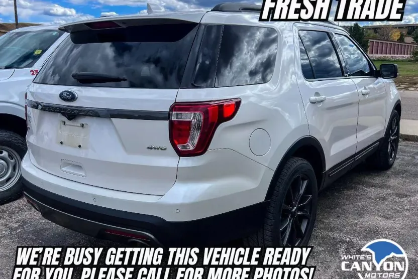 2017 Ford Explorer XLT photo 1