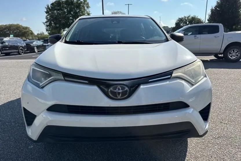 2018 Toyota RAV4 LE photo 1