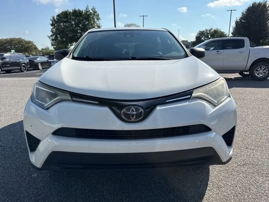 2018 Toyota RAV4 LE photo 1