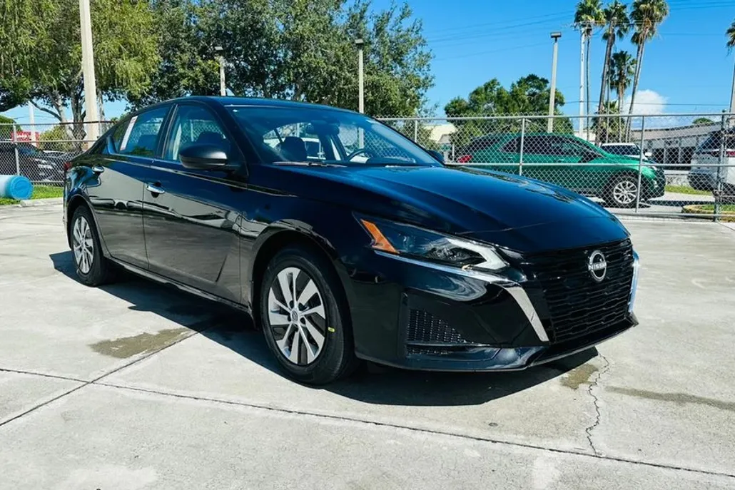 2025 Nissan Altima S photo 1