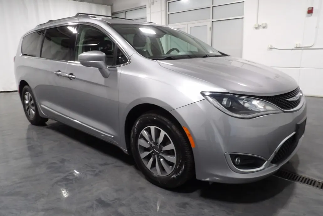 2020 Chrysler Pacifica Touring Plus photo 1