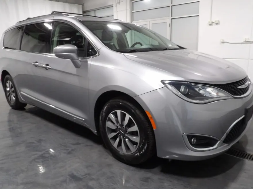 2020 Chrysler Pacifica Touring Plus photo 1
