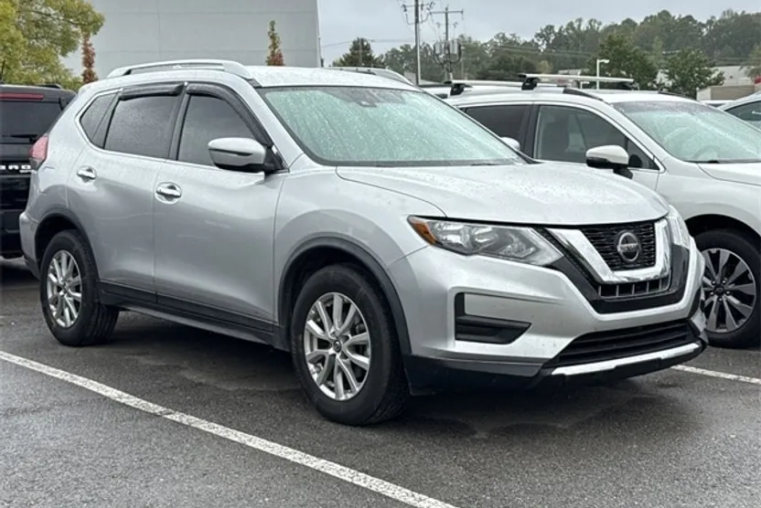 2020 Nissan Rogue SV photo 1