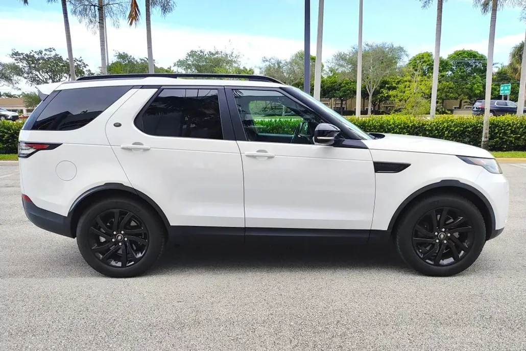 2017 Land Rover Discovery SE photo 1