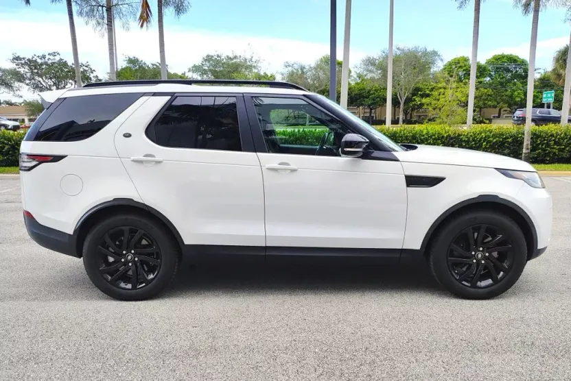 2017 Land Rover Discovery SE photo 1