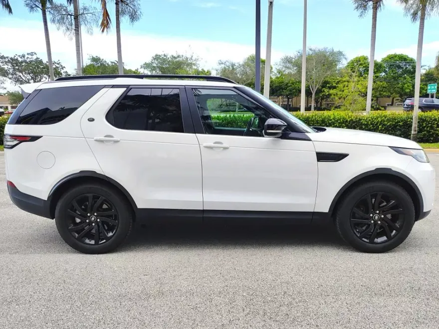 2017 Land Rover Discovery SE photo 1