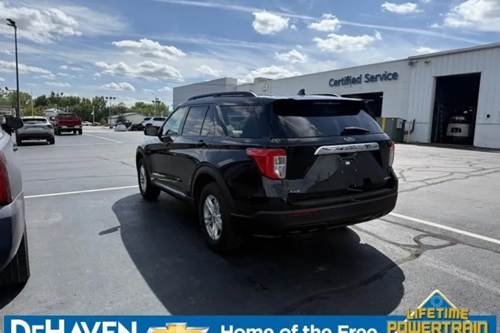 2023 Ford Explorer XLT photo 1