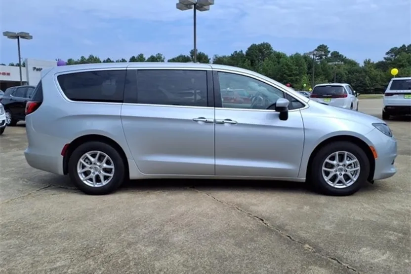 2023 Chrysler Voyager LX photo 1