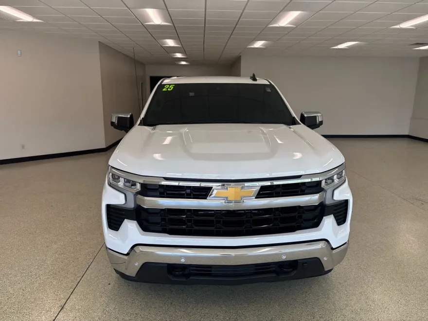 2025 Chevrolet Silverado 1500 LT photo 1