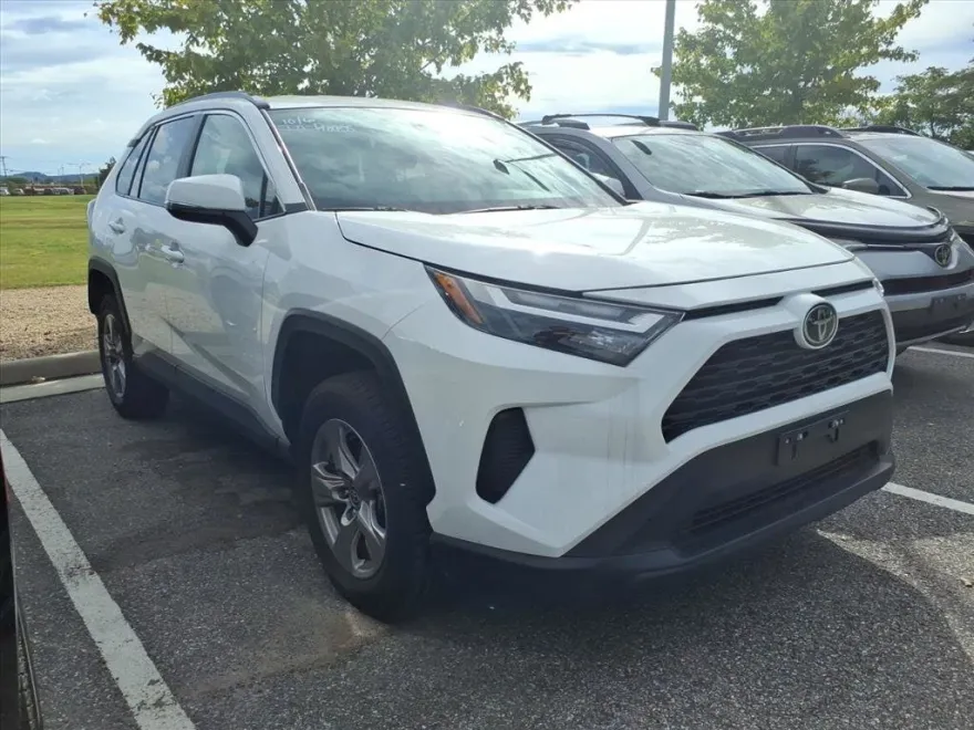 2023 Toyota RAV4 XLE photo 1