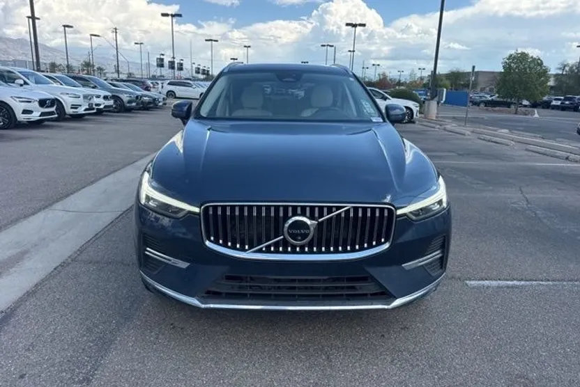 2023 Volvo XC60 B5 Plus photo 1