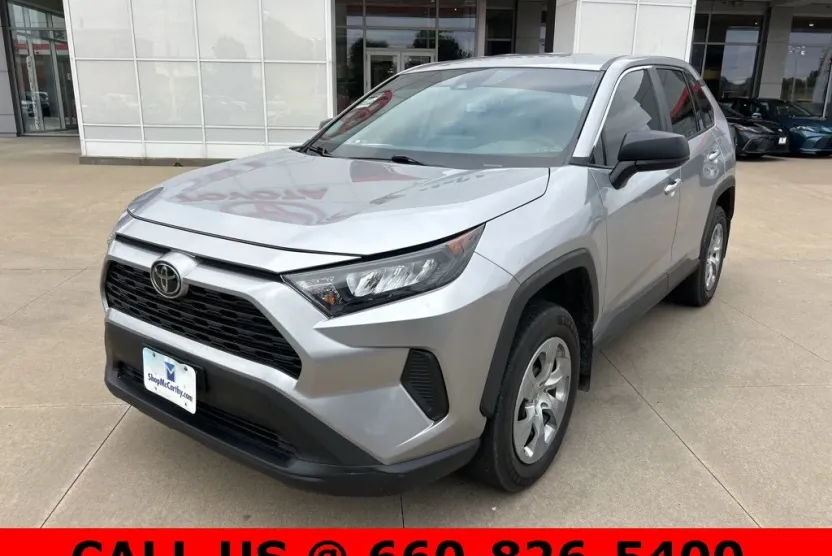 2022 Toyota RAV4 LE photo 1