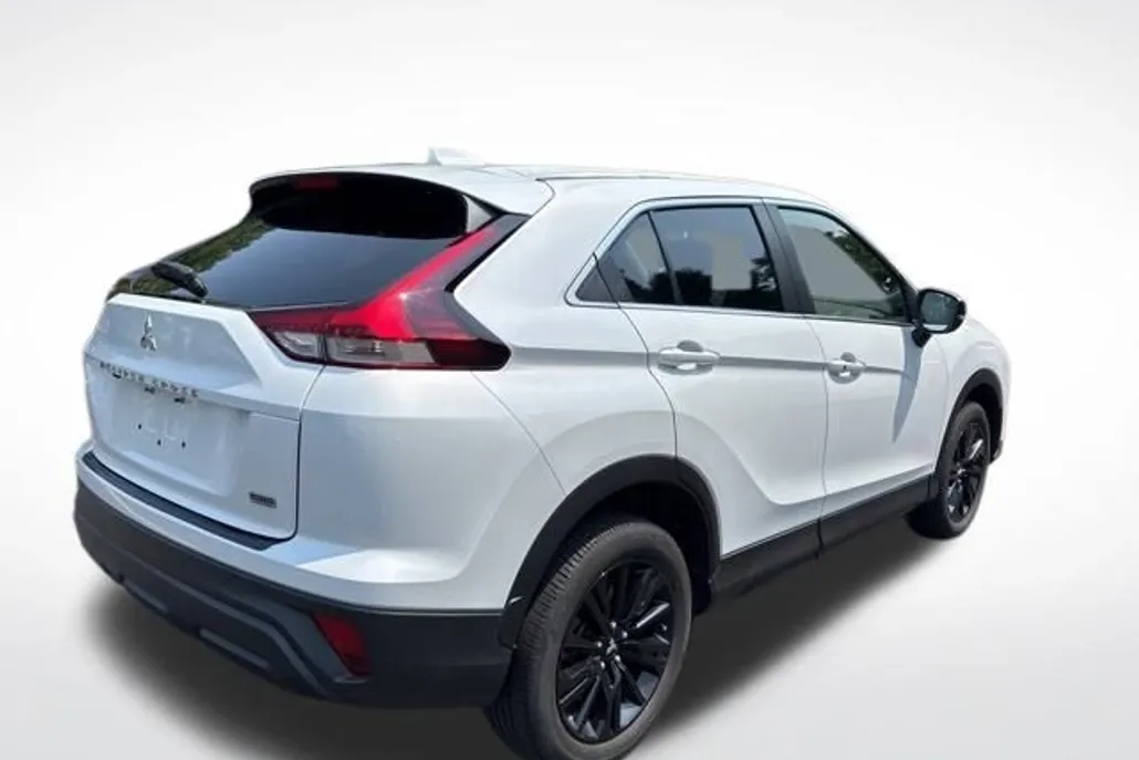 2024 Mitsubishi Eclipse Cross LE photo 1