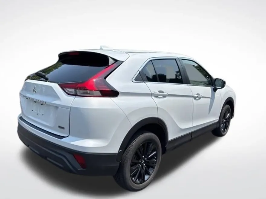 2024 Mitsubishi Eclipse Cross LE photo 1