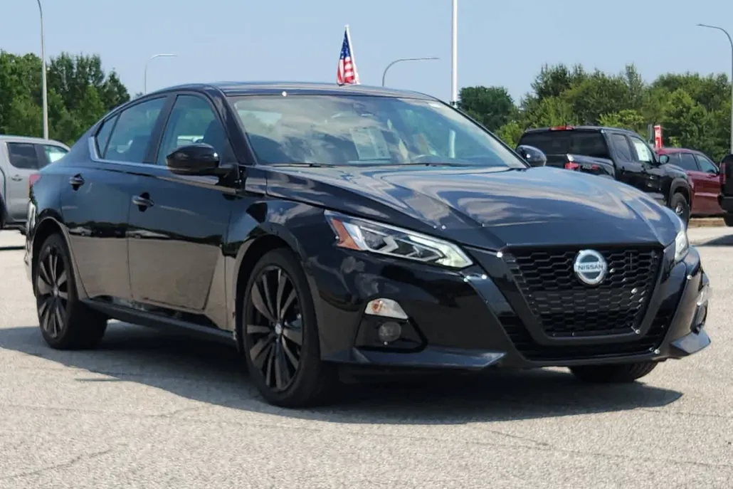 2022 Nissan Altima 2.5 SR photo 1