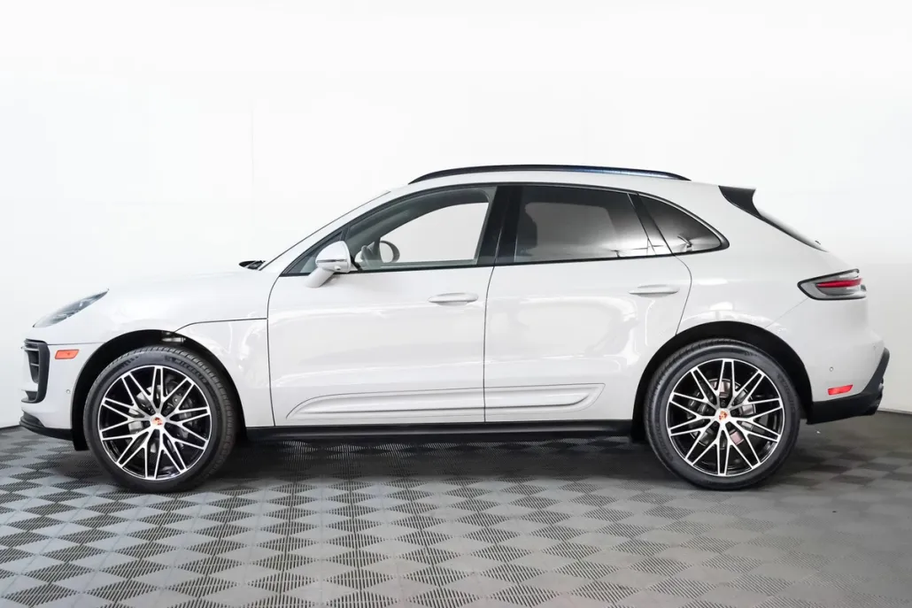2022 Porsche Macan photo 1