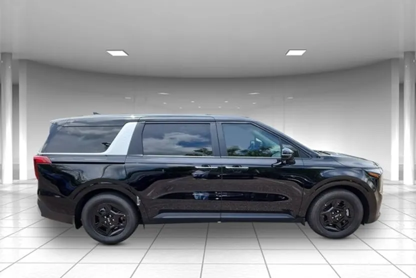 2026 Kia Carnival LXS photo 1