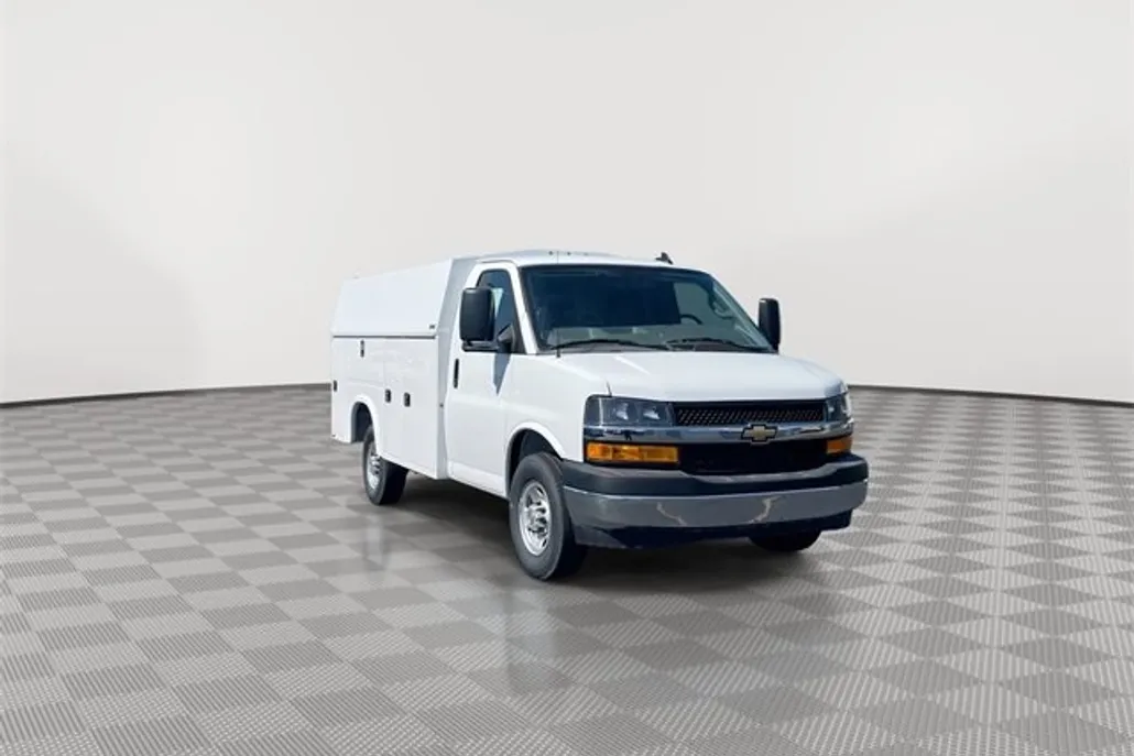 2025 Chevrolet Express Cutaway 3500 photo 1