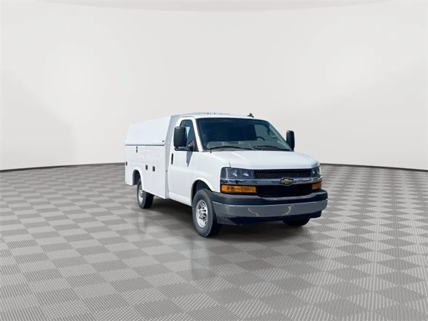 2025 Chevrolet Express Cutaway 3500 photo 1